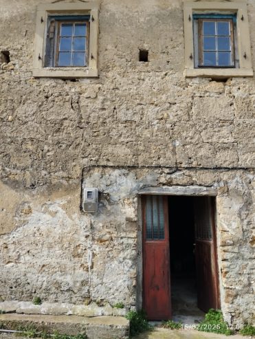 Παλιά πέτρινη διώροφη κατοικία στους Βιταλάδες