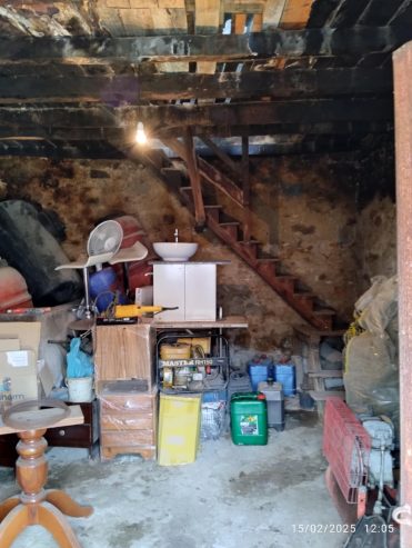 Παλιά πέτρινη διώροφη κατοικία στους Βιταλάδες