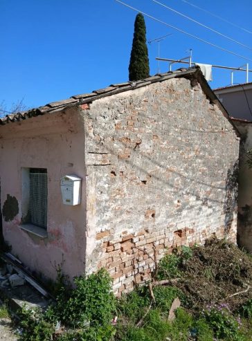 Πωλούνται παλαιές κατοικίες 55τμ και 30τμ
