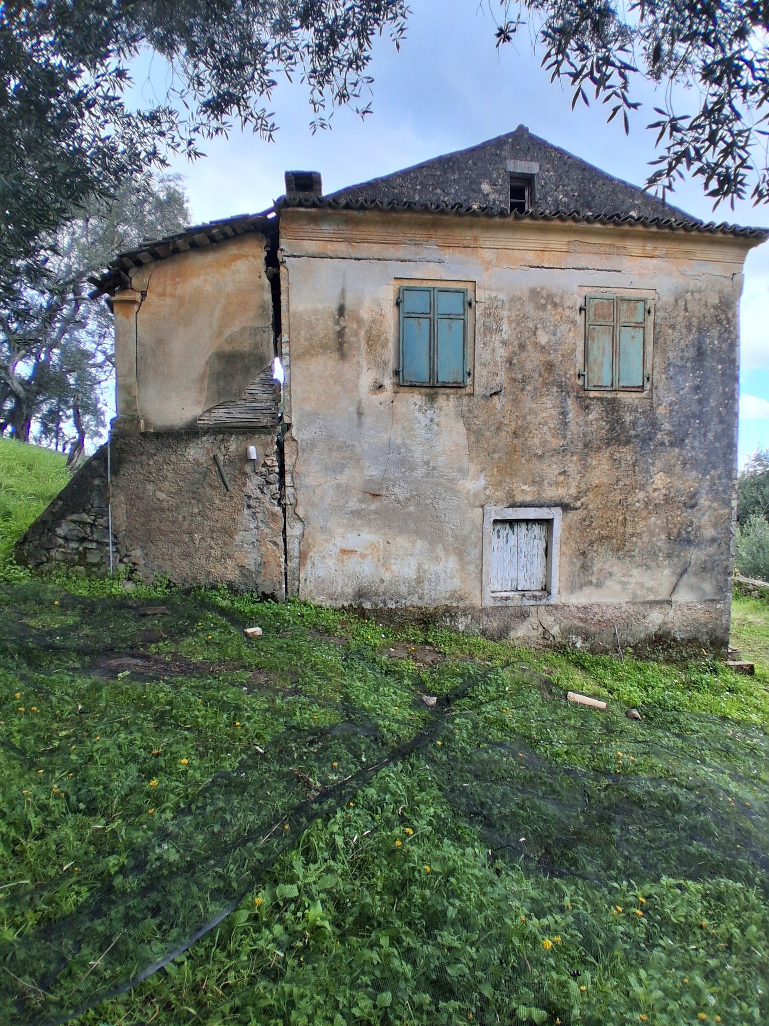 Πωλείται το συγκεκριμένο κτήμα με ένα παλιό σπίτι