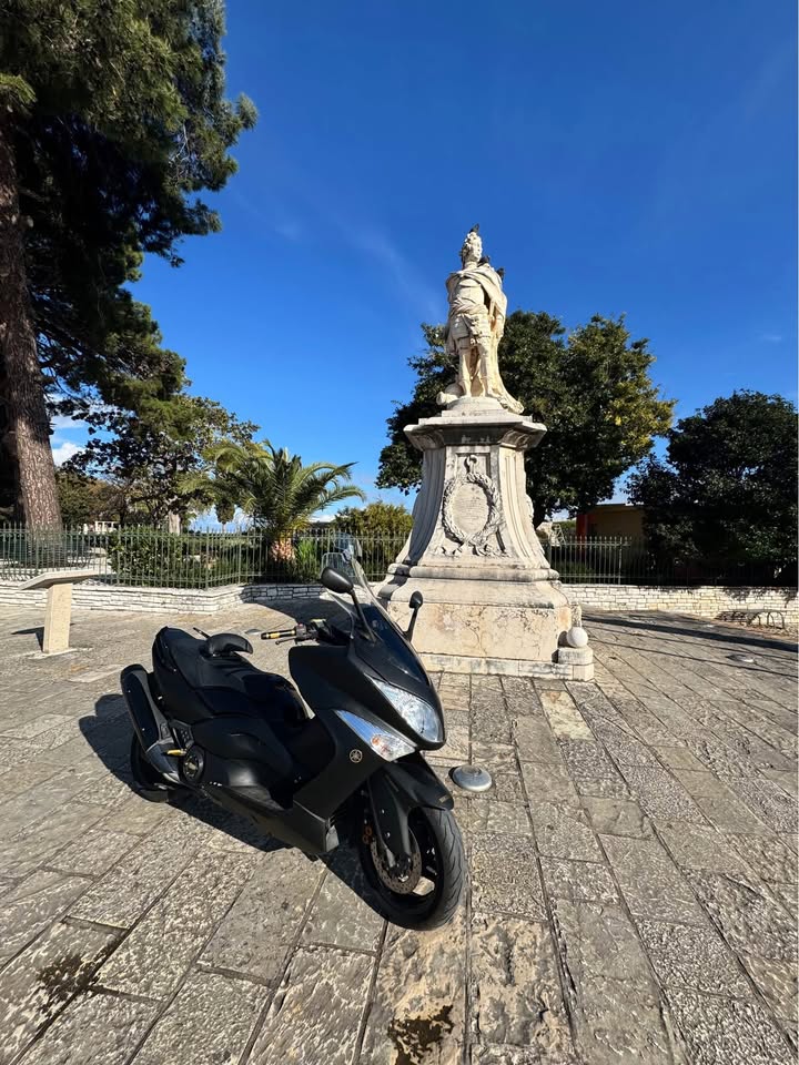 Δίνεται για ανταλλαγή ή πώληση το YAMAHA TMAX 500
