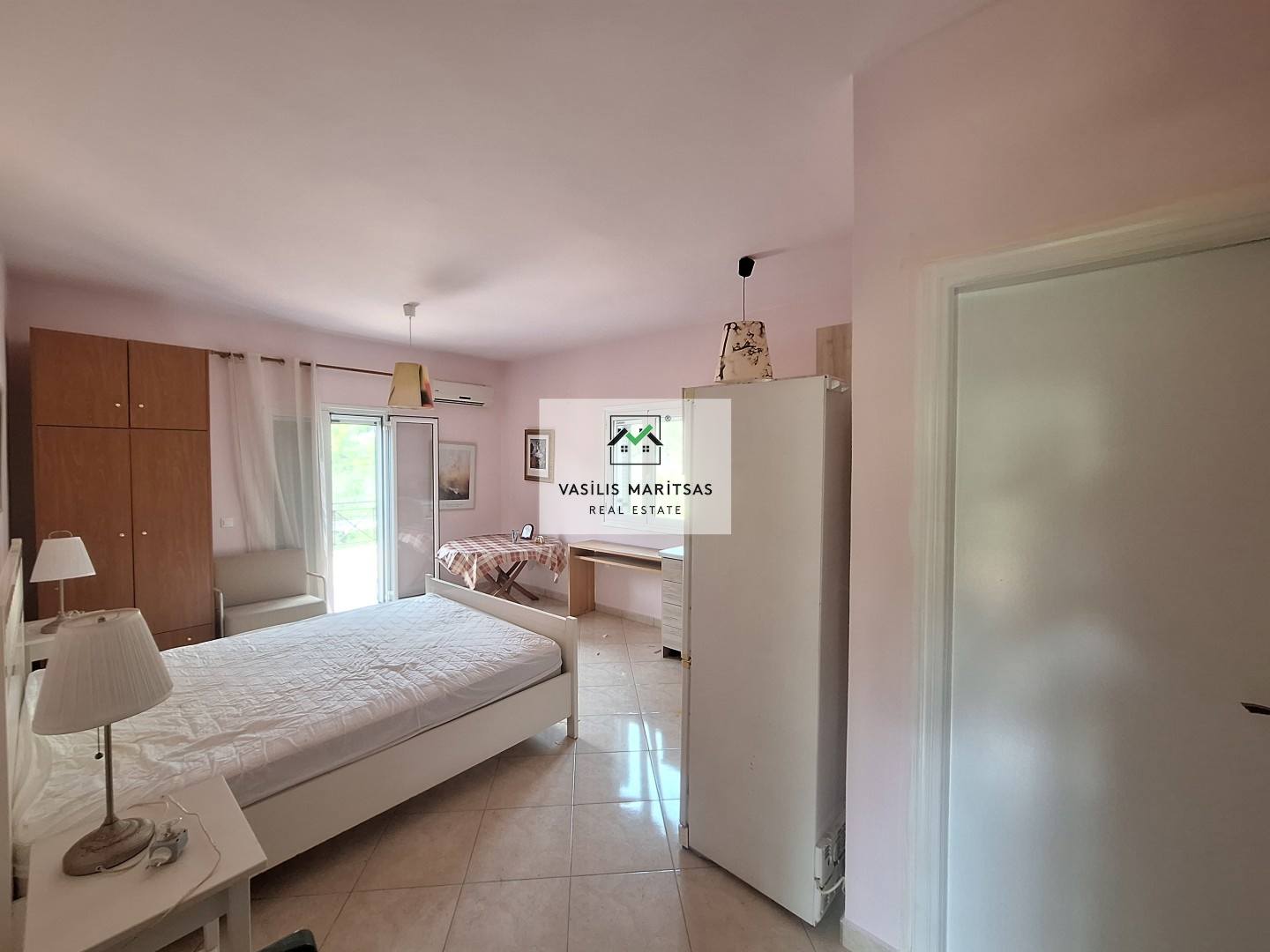 Ενοικιάζεται επιπλωμένη γκαρσονιέρα για σεζόν