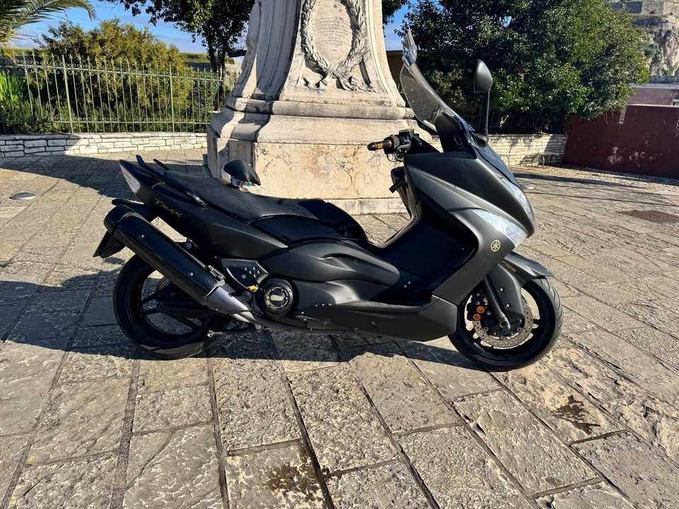 Δίνεται για ανταλλαγή ή πώληση το YAMAHA TMAX 500