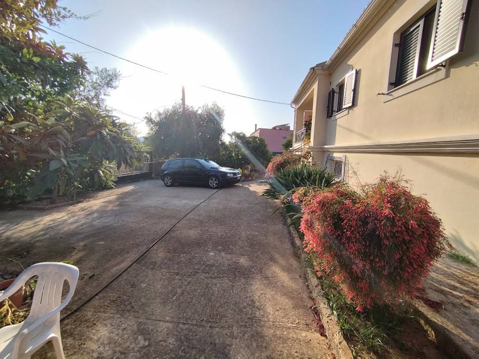 Πωλείται μονοκατοικία με οικόπεδο στο Κομπ;iτσι