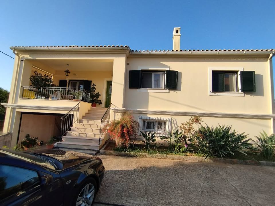 Πωλείται μονοκατοικία με οικόπεδο στο Κομπ;iτσι