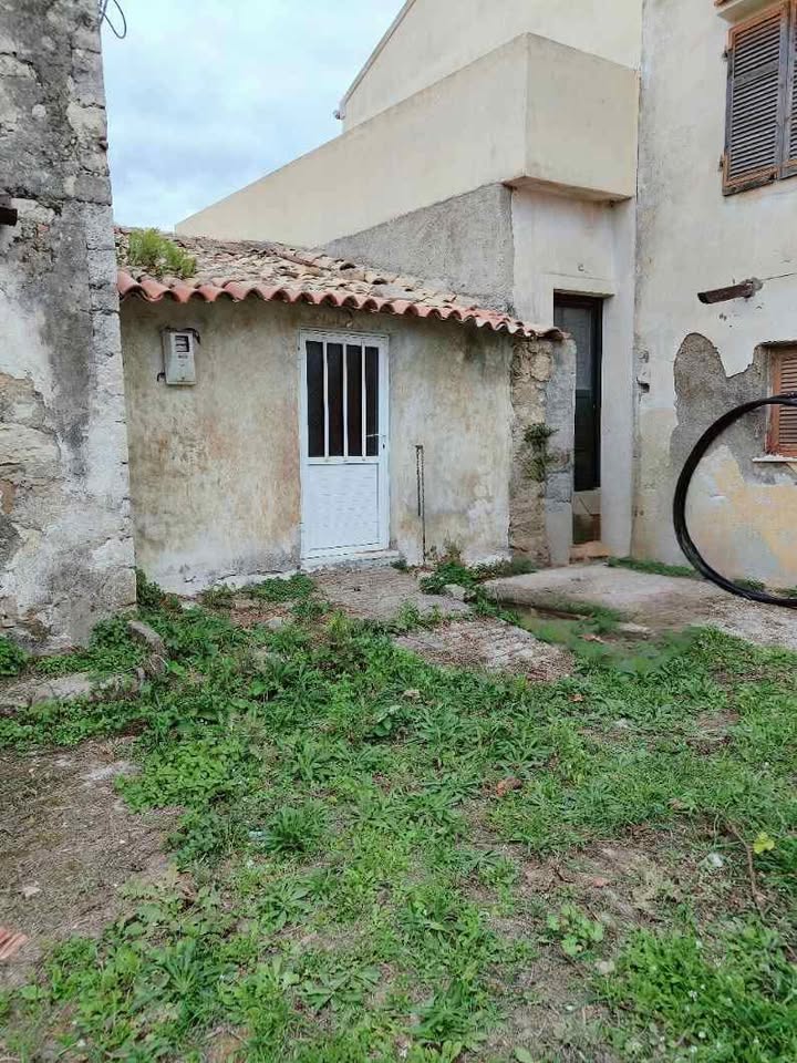 Οικόπεδο με κτίσμα 40 τ.μ