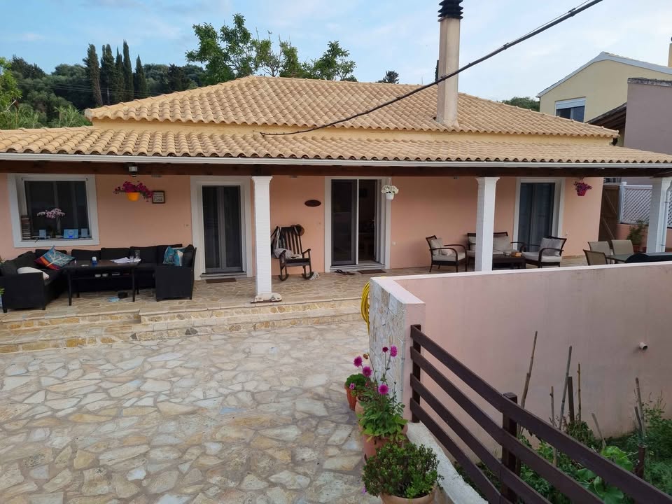 The Cwtch, Astrakeri