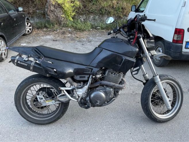 Yamaha XT 600 μαύρο με λάστιχα mortared