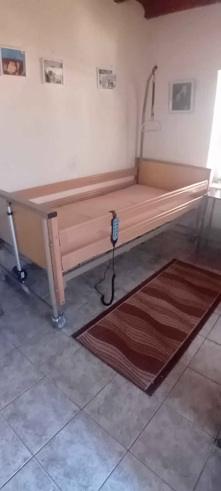 Πωλείται κρεβάτι με ανάκλιση για ασθενείς