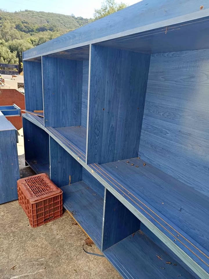 Ντουλάπια με συρόμενες πόρτες και ράφια. Για αποθήκη.