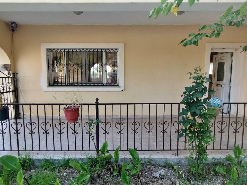 Πωλείται μονοκατοικία με οικόπεδο στην Κοράκιανα