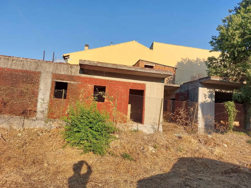 Κυνοπιάστες πωλείται ημιτελή οικοδομή