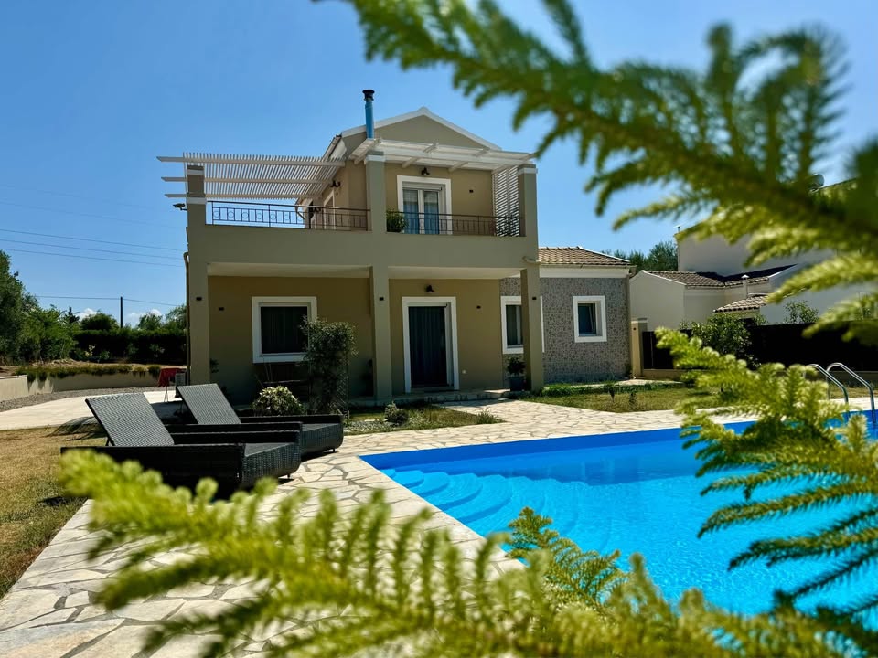 Villa for sale in the village Poulades