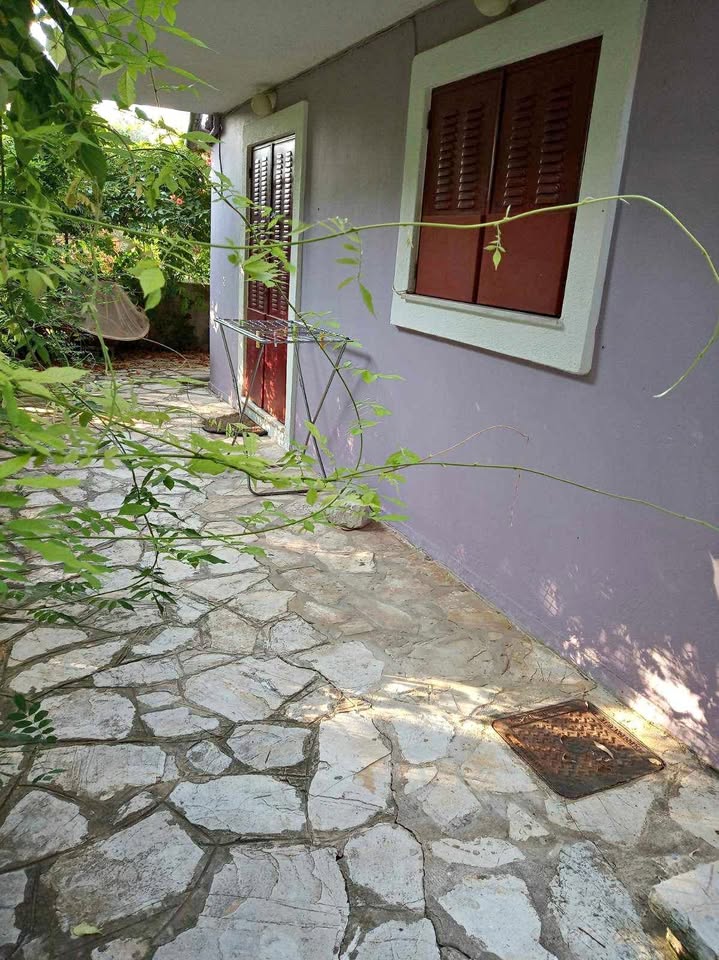 Ενοικιάζεται γκαρσονιέρα 40τμ στον Λόφο Κογεβίνα με μια θέση πάρκινγκ.