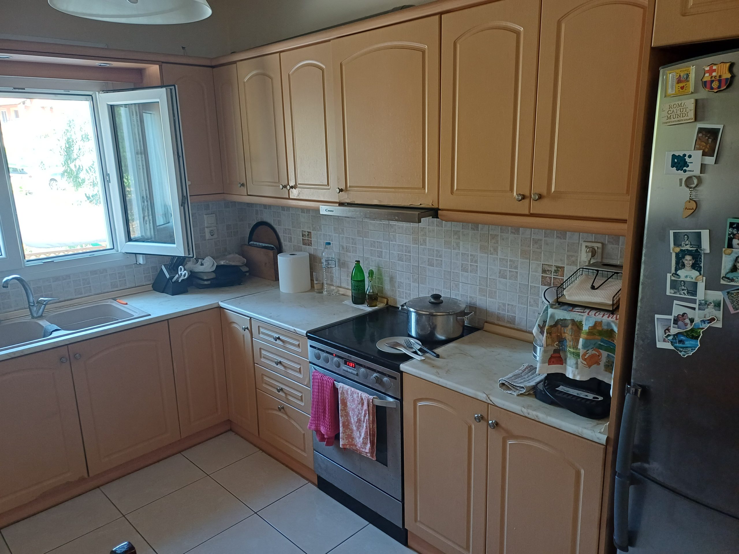 Ντουλάπια κουζινας και ηλεκτρική κουζίνα