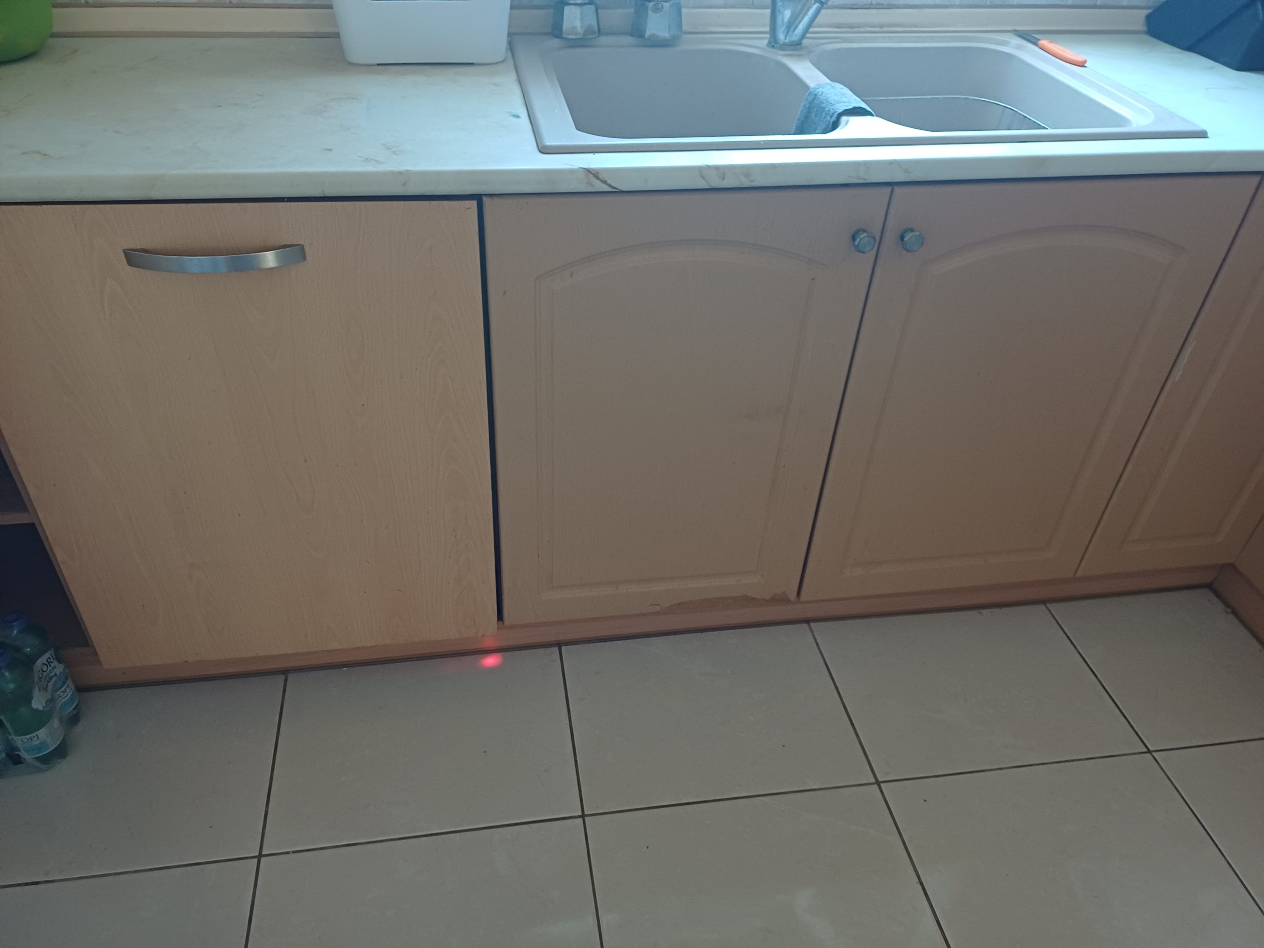 Ντουλάπια κουζινας και ηλεκτρική κουζίνα