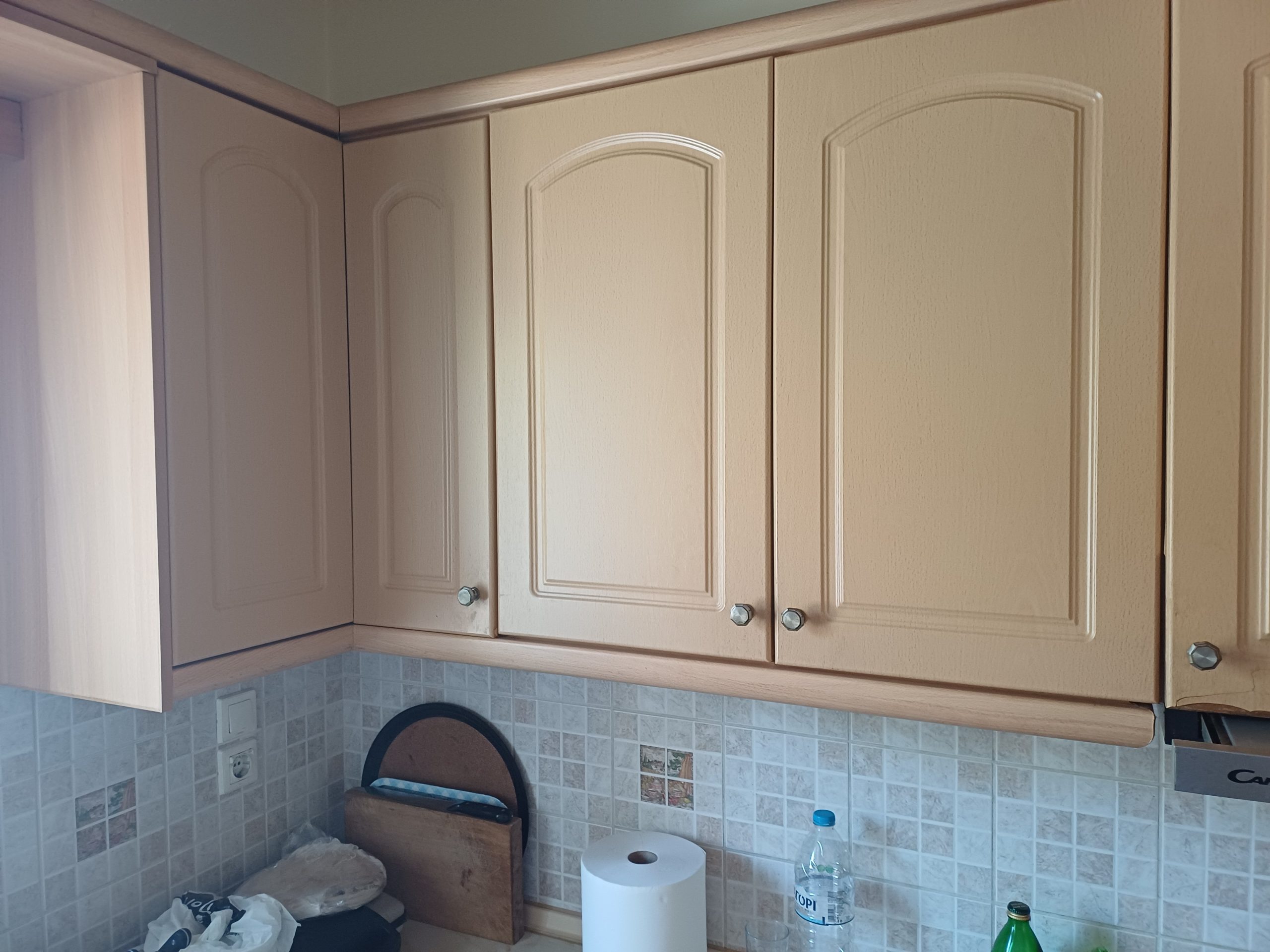 Ντουλάπια κουζινας και ηλεκτρική κουζίνα