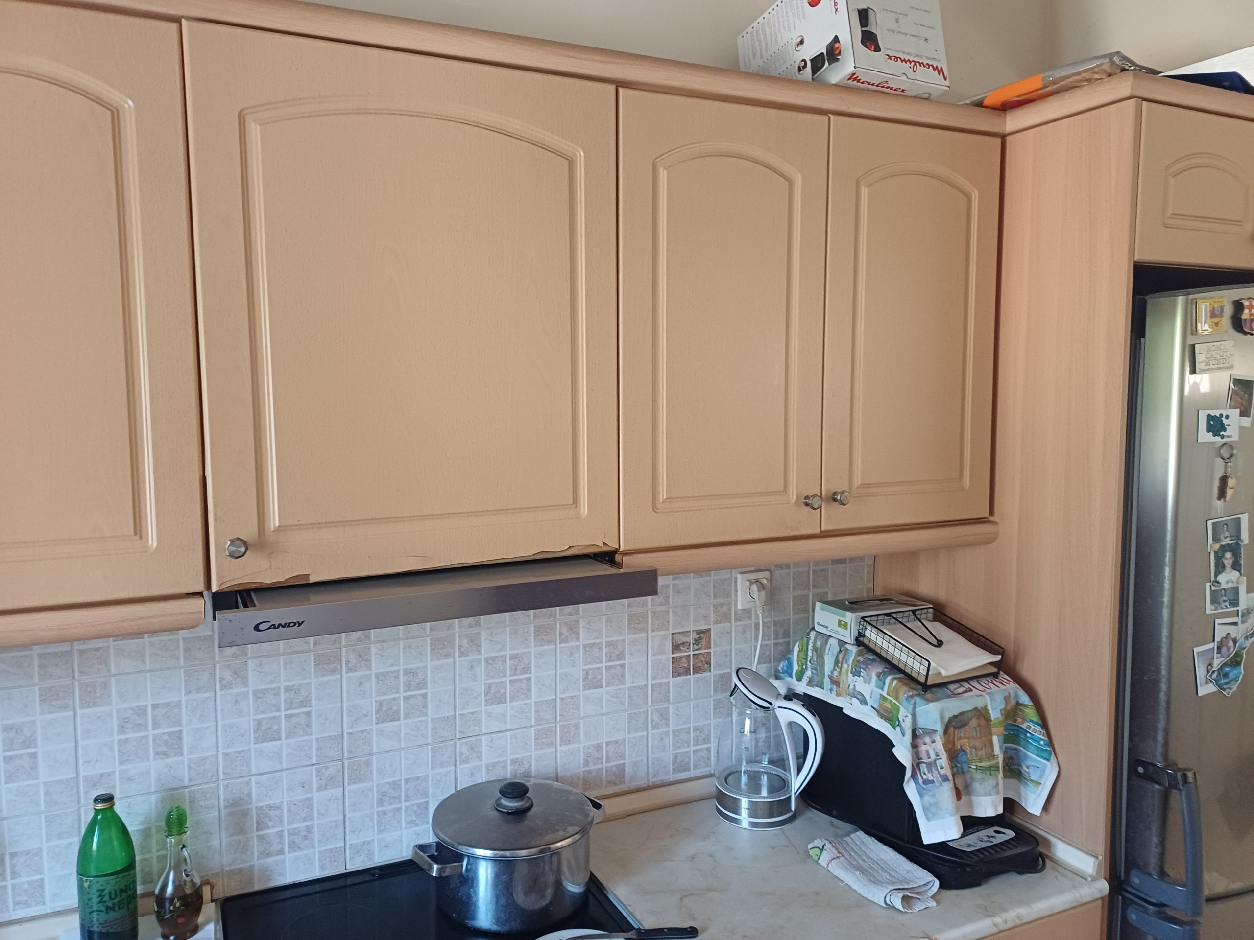 Ντουλάπια κουζινας και ηλεκτρική κουζίνα