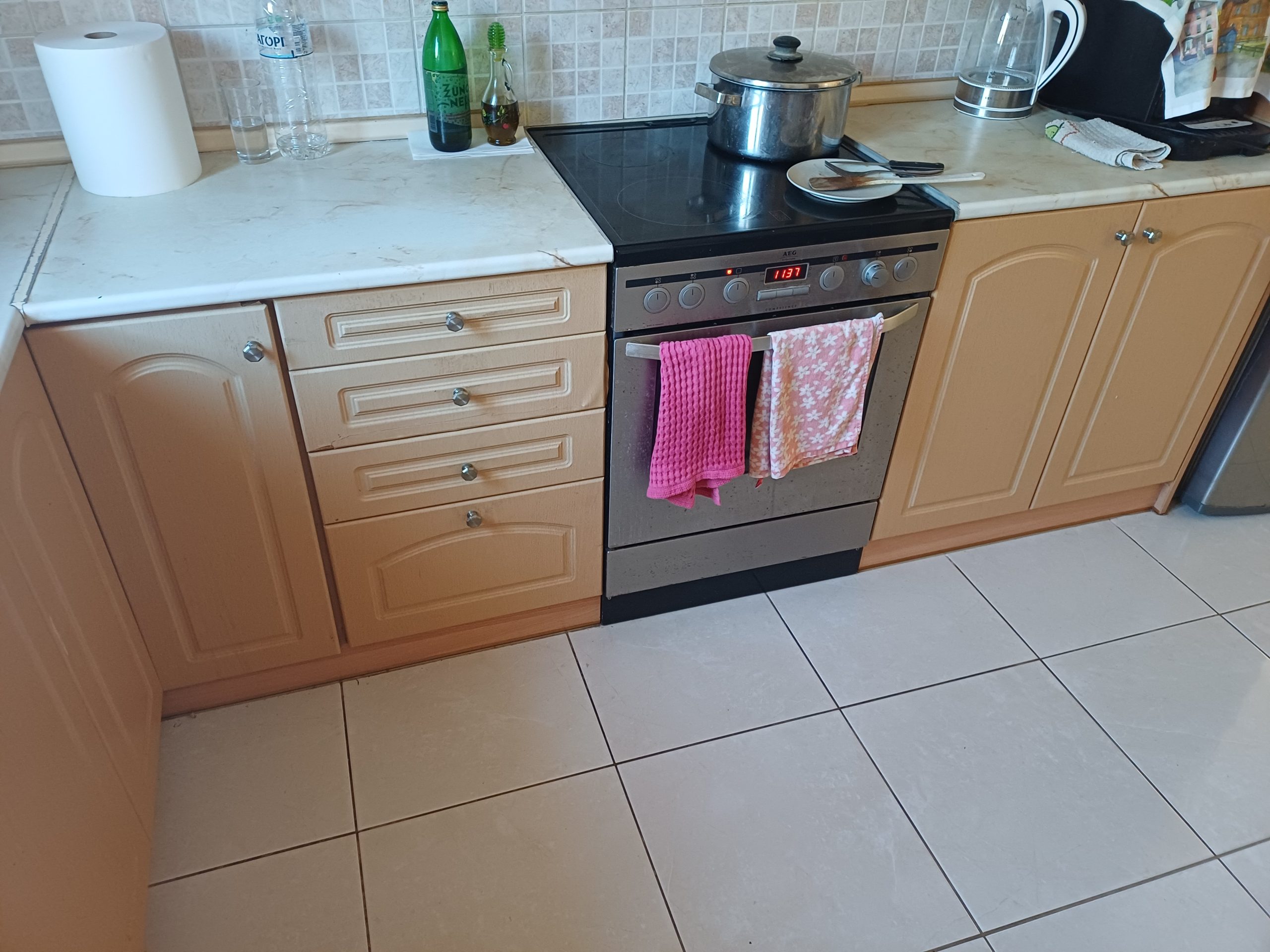 Ντουλάπια κουζινας και ηλεκτρική κουζίνα