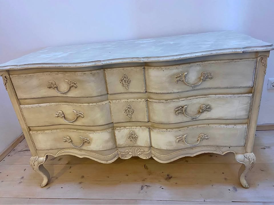 Chest of drawers
