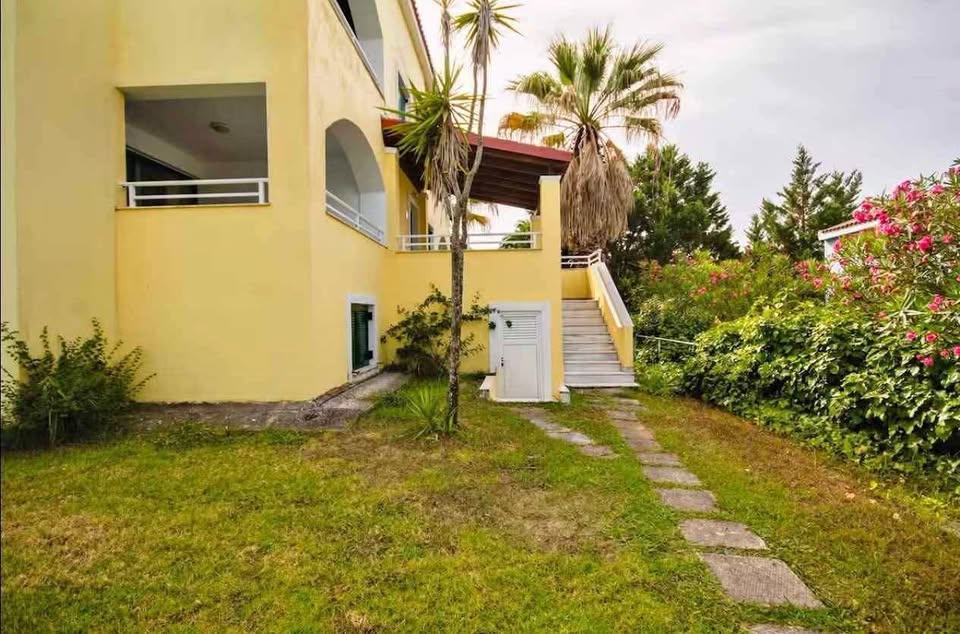 Πωλείται στην Γουβιά Κέρκυρας μεζονέτα 80 τμ με 1υ/δ, 2 μπάνια και πισίνα, γήπεδο τέννις και ιδιωτική παραλία