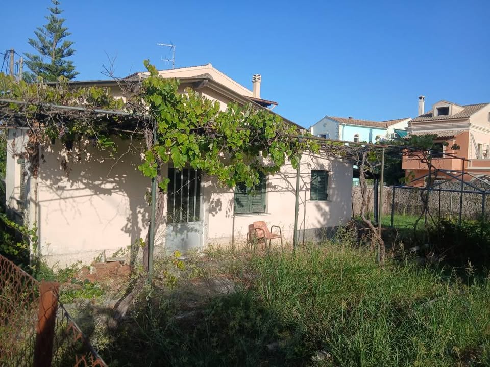 Πωλείται 40τμ μονοκατικοια 600τμ οικοπεδο