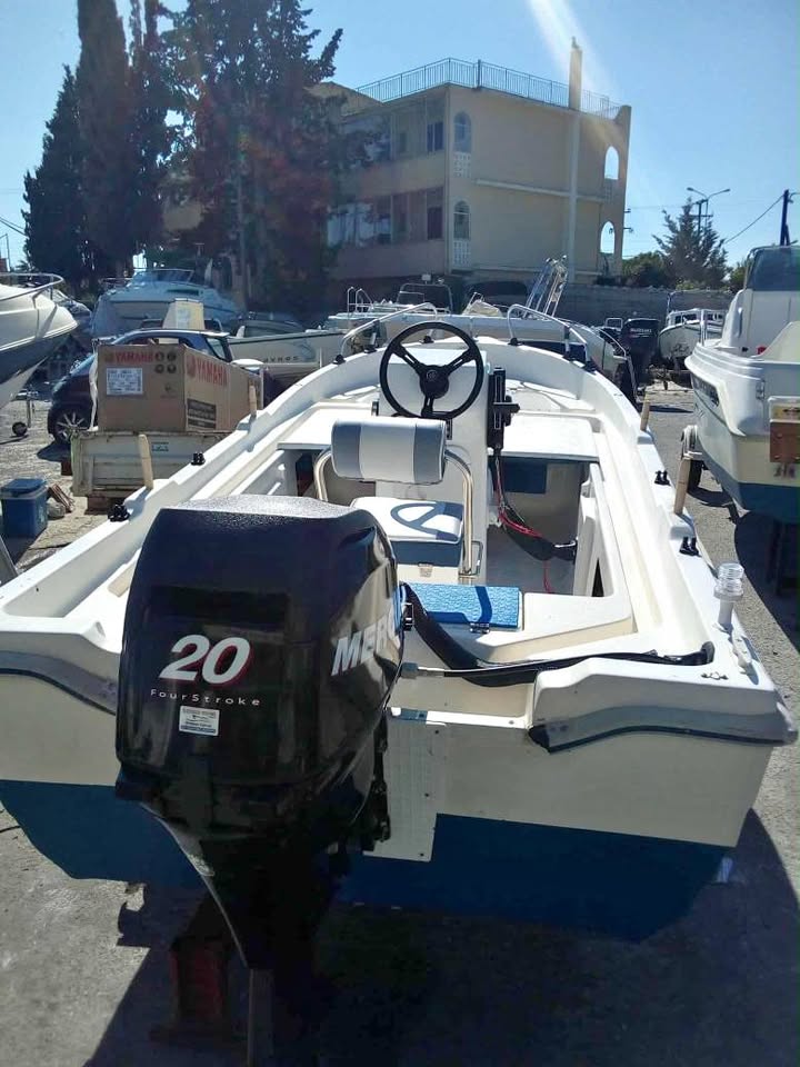 Πωλείται βάρκα 4,40 μέτρα
