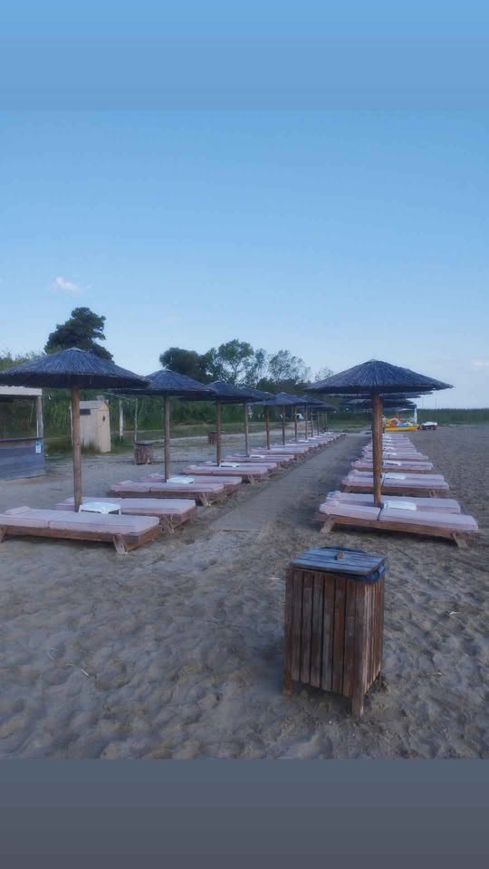 Πωλούνται 44 ξαπλώστρες