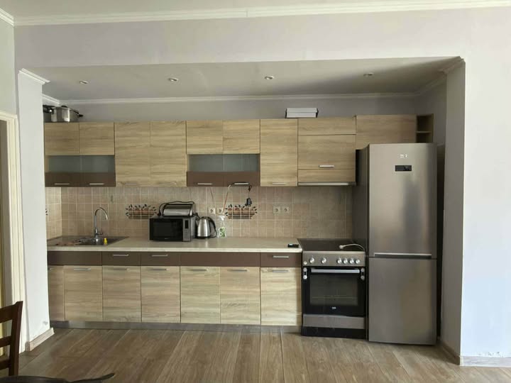 Πωλείται μοντέρνα γραμμική κουζίνα μήκους 4,20 μ