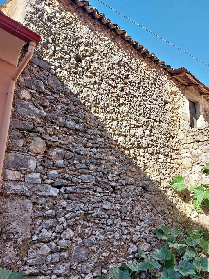 ΝΥΜΦΕΣ ΠΩΛΕΙΤΑΙ ΠΑΛΑΙΑ ΜΟΝΟΚΑΤΟΙΚΙΑ 85 ΤΜ