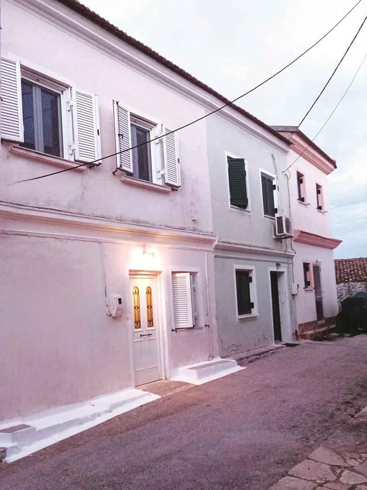 Προς πώληση εφαπτόμενη μεζονέτα συνολικής επιφάνειας 87 τ.μ