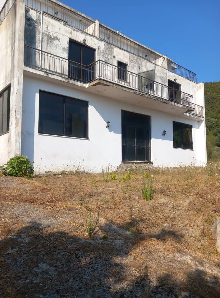 Πωλείται 750τμ ημιτελές με άδεια ξεκοδοχειου