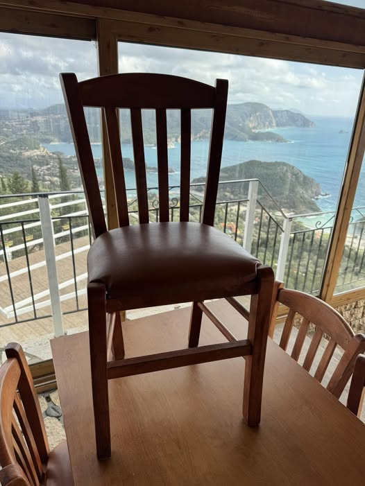 Πωλούνται 50 καρέκλες