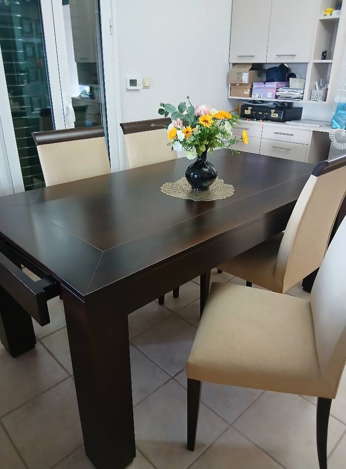 Πωλείται ξύλινη μασίφ τραπεζαρία μεγάλη με 4 καρέκλες