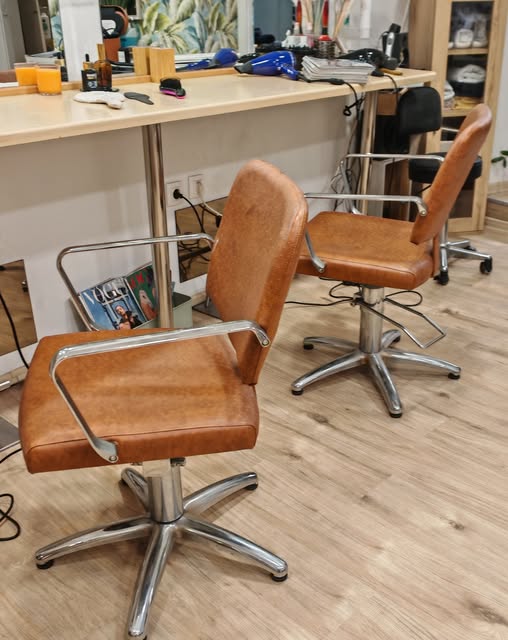 Προσφορά 4 επαγγελματικές καρέκλες από το hair studio