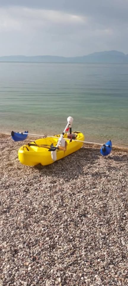 Πουλάω κάνο διθέσιο με μηχανή ηλεκτρική 55lb και μπαταρία 100amh