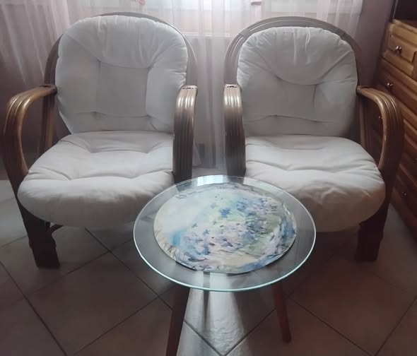 2 ratten chairs + small table