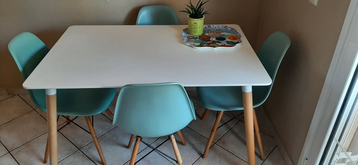 Dining table + 4 chairs