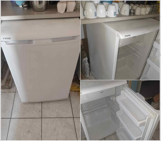 Πωλούνται 2 μικρά ψυγεία με μικρή κατάψυξη