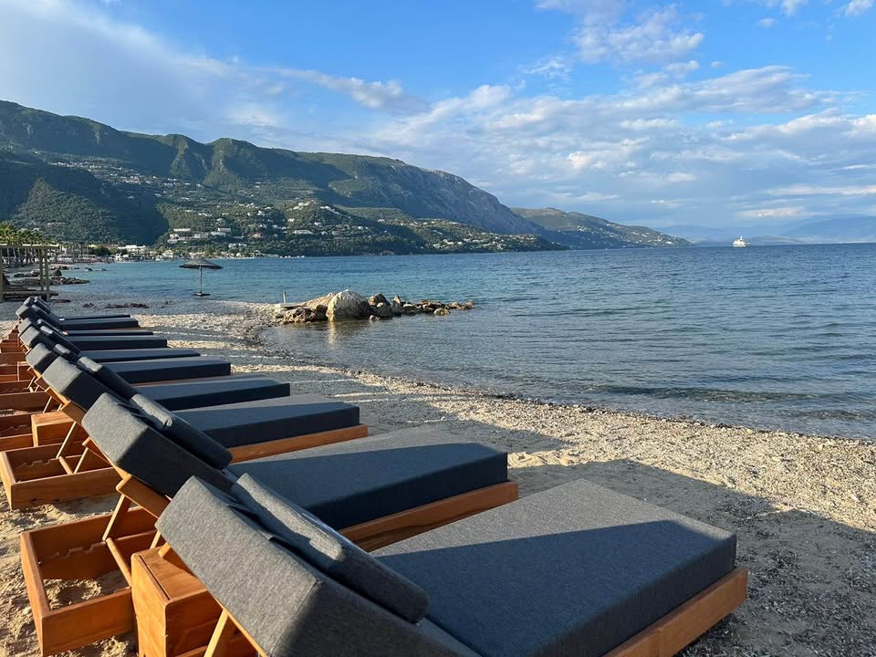 Πωλούνται 10 σετ επαγγελματικές ξαπλώστρες (sunbeds)