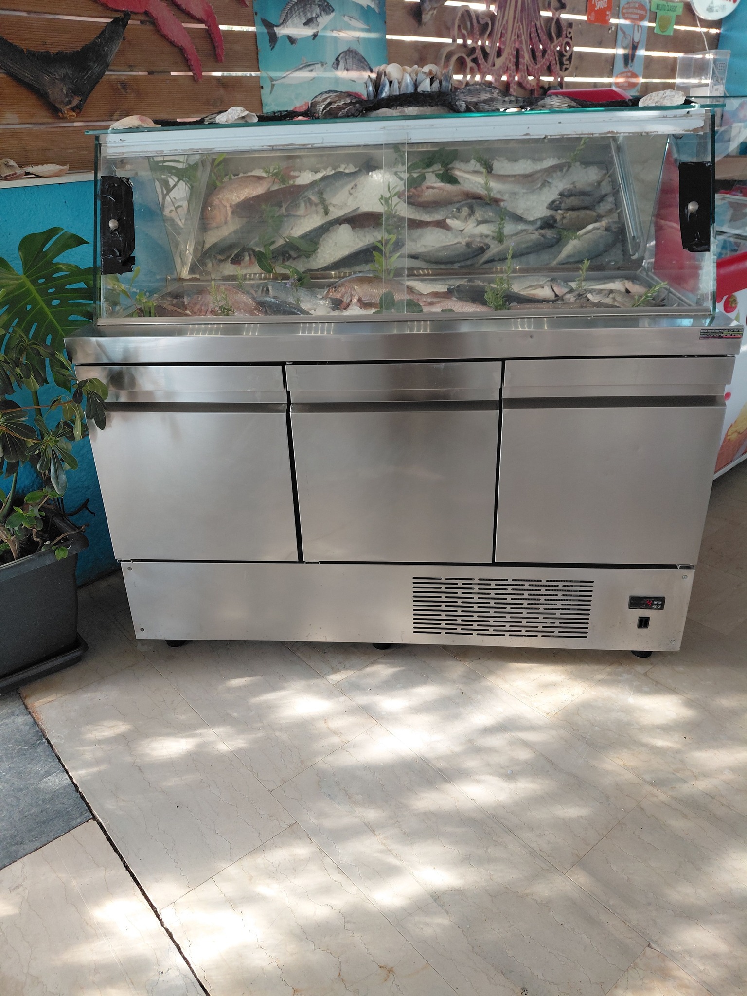 Πωλειται Ψαριερα με βιτρινα και 6 θεσεις Αποθηκευσης