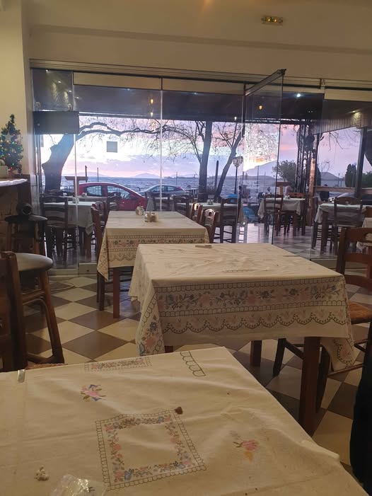 Δίνεται εξοπλισμός ψησταριάς μαζί με τραπέζια καρέκλες