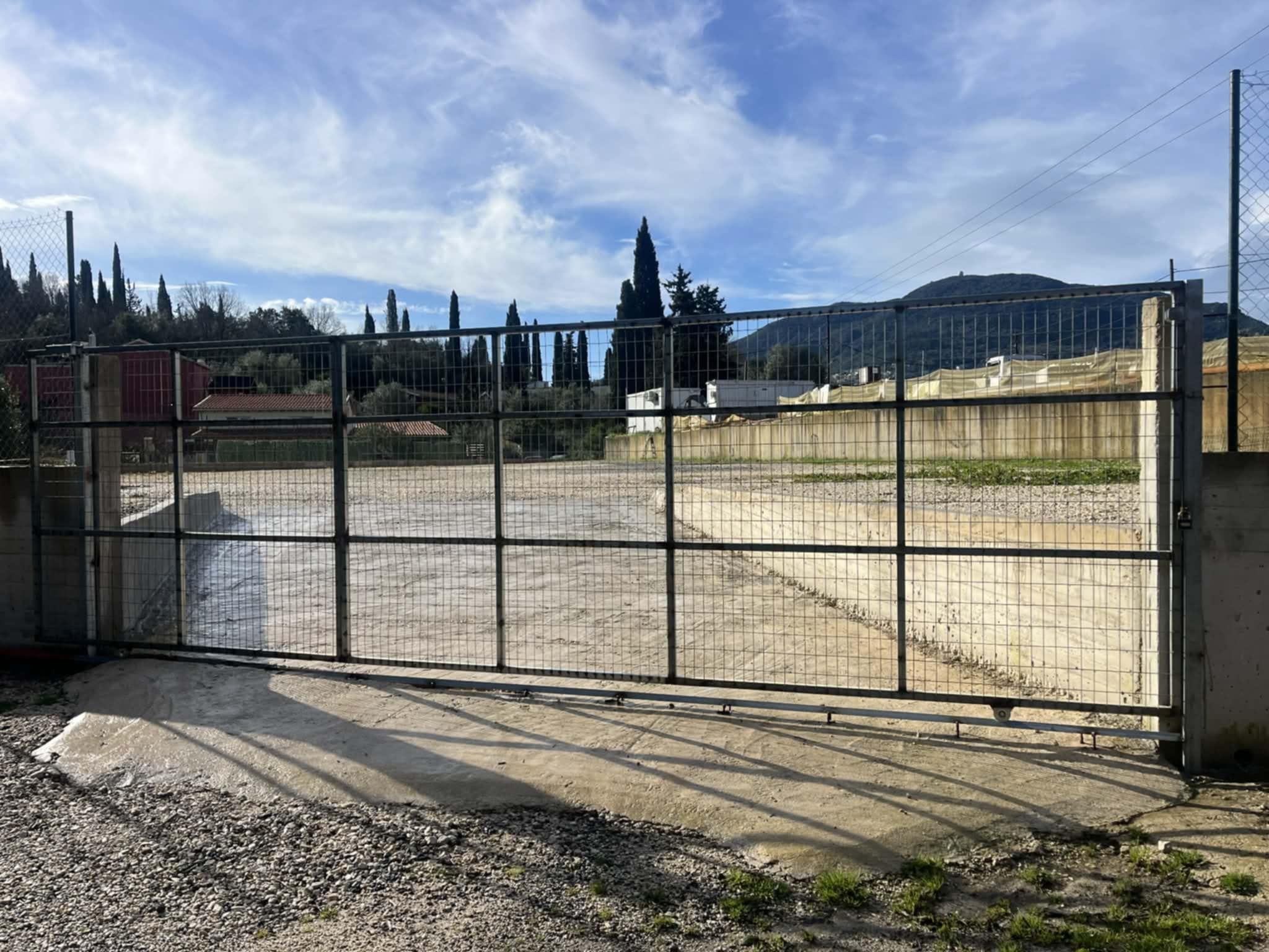 ΕΝΟΙΚΙΑΖΕΤΑΙ ΟΙΚΟΠΕΔΟ 1.100 τ.μ.