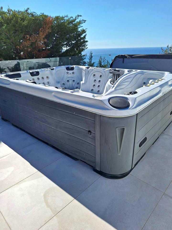 Πουλιέται τζακούζι