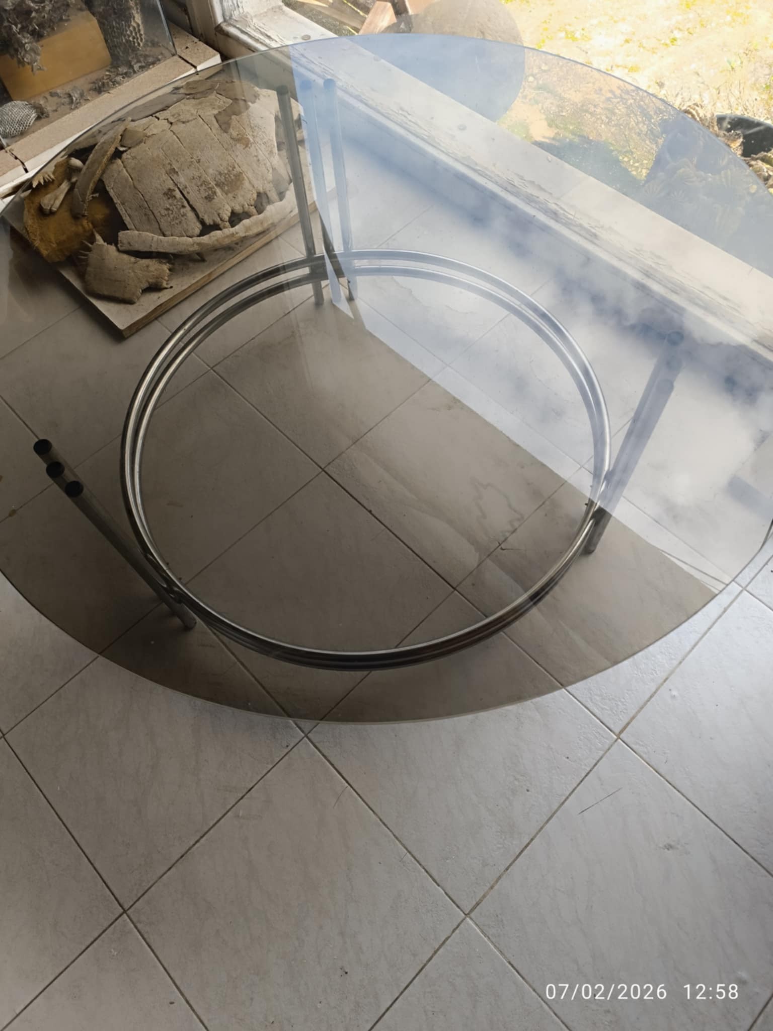 ΓΥΑΛΙΝΟ ΤΡΑΠΕΖΙ ΜΕ ΜΕΤΑΛΛΙΚΗ ΒΑΣΗ