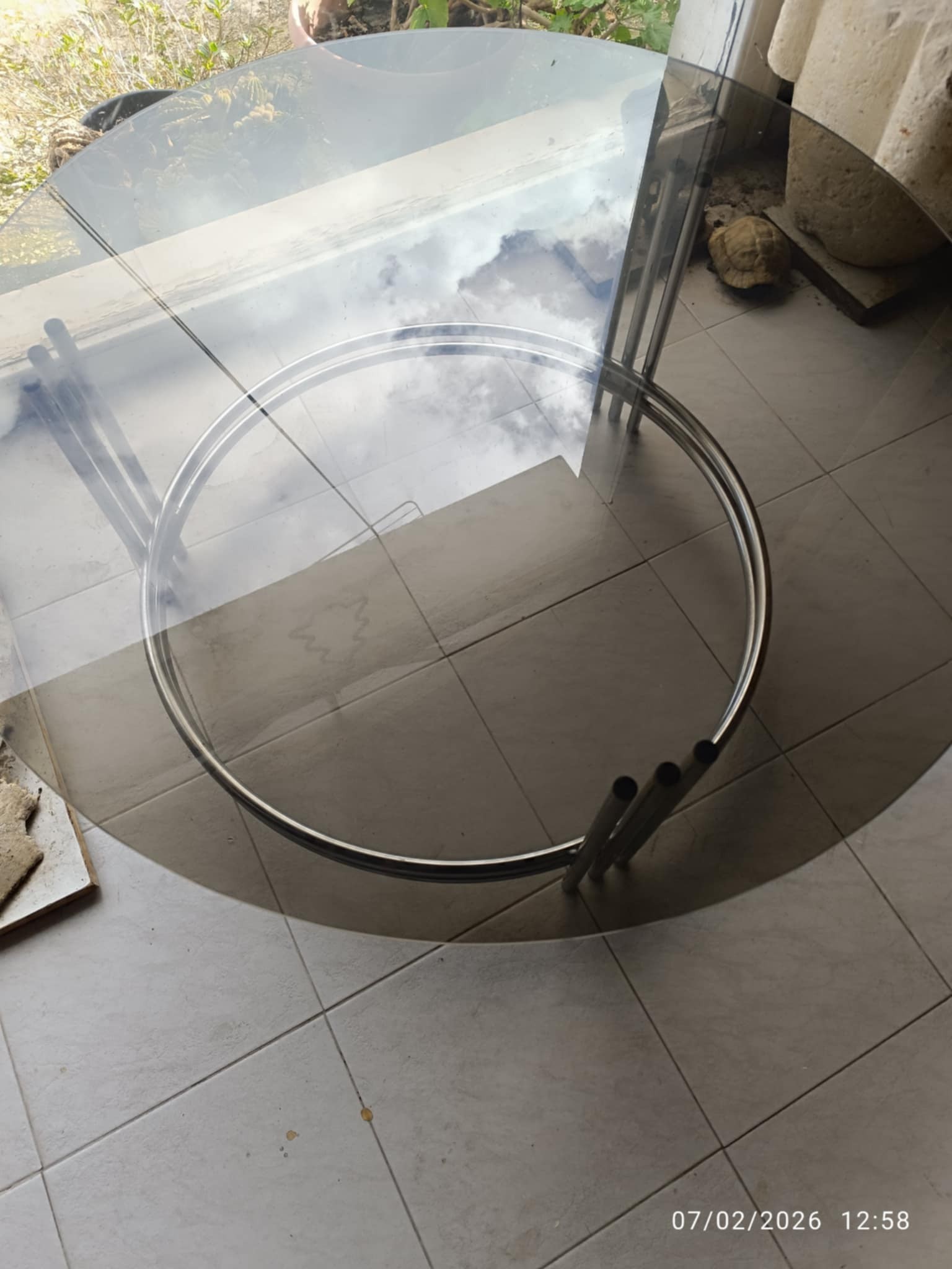 ΓΥΑΛΙΝΟ ΤΡΑΠΕΖΙ ΜΕ ΜΕΤΑΛΛΙΚΗ ΒΑΣΗ