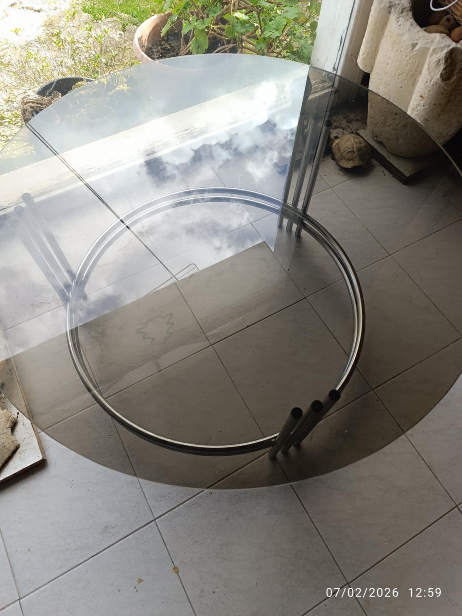 ΓΥΑΛΙΝΟ ΤΡΑΠΕΖΙ ΜΕ ΜΕΤΑΛΛΙΚΗ ΒΑΣΗ