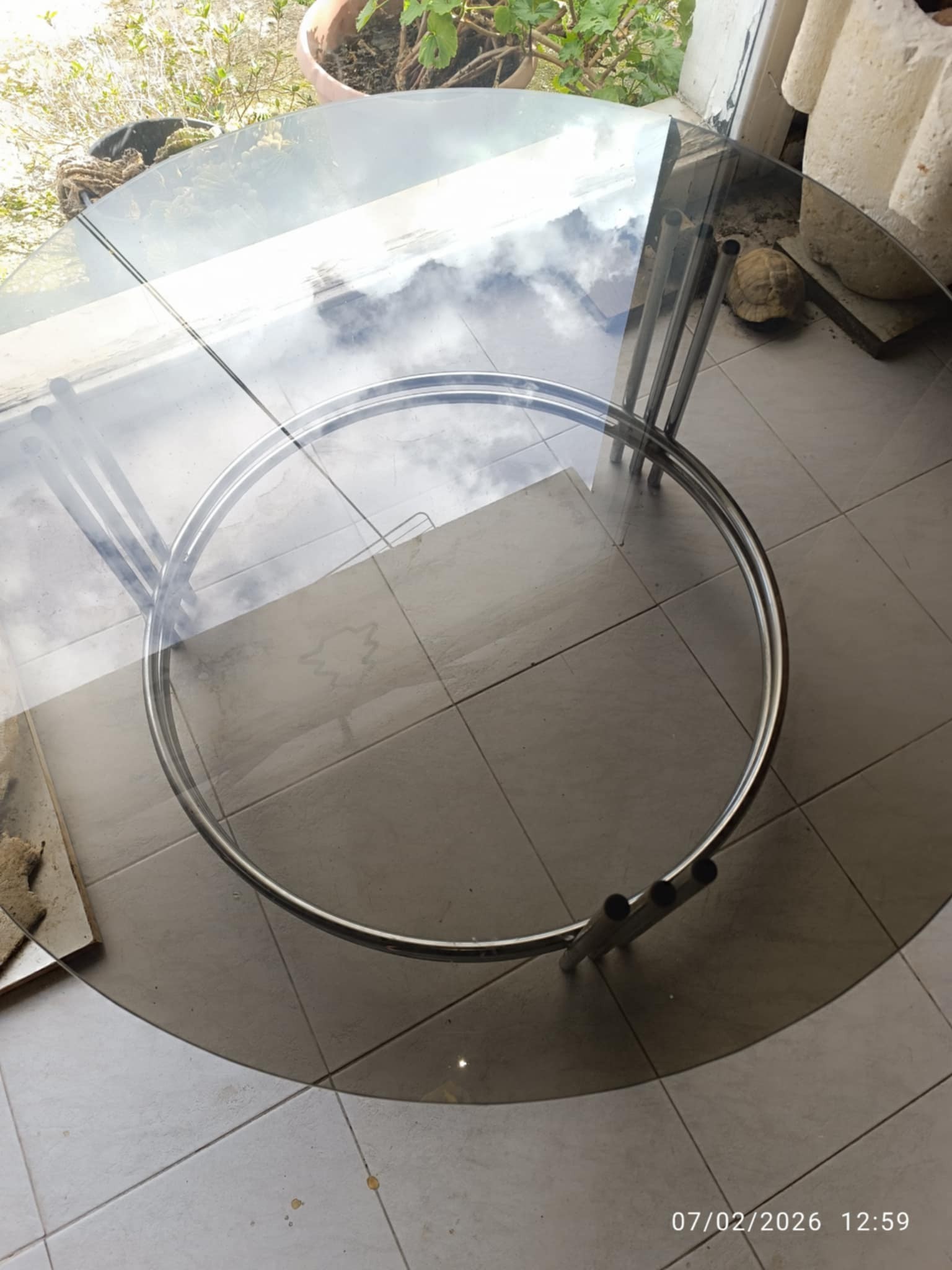 ΓΥΑΛΙΝΟ ΤΡΑΠΕΖΙ ΜΕ ΜΕΤΑΛΛΙΚΗ ΒΑΣΗ