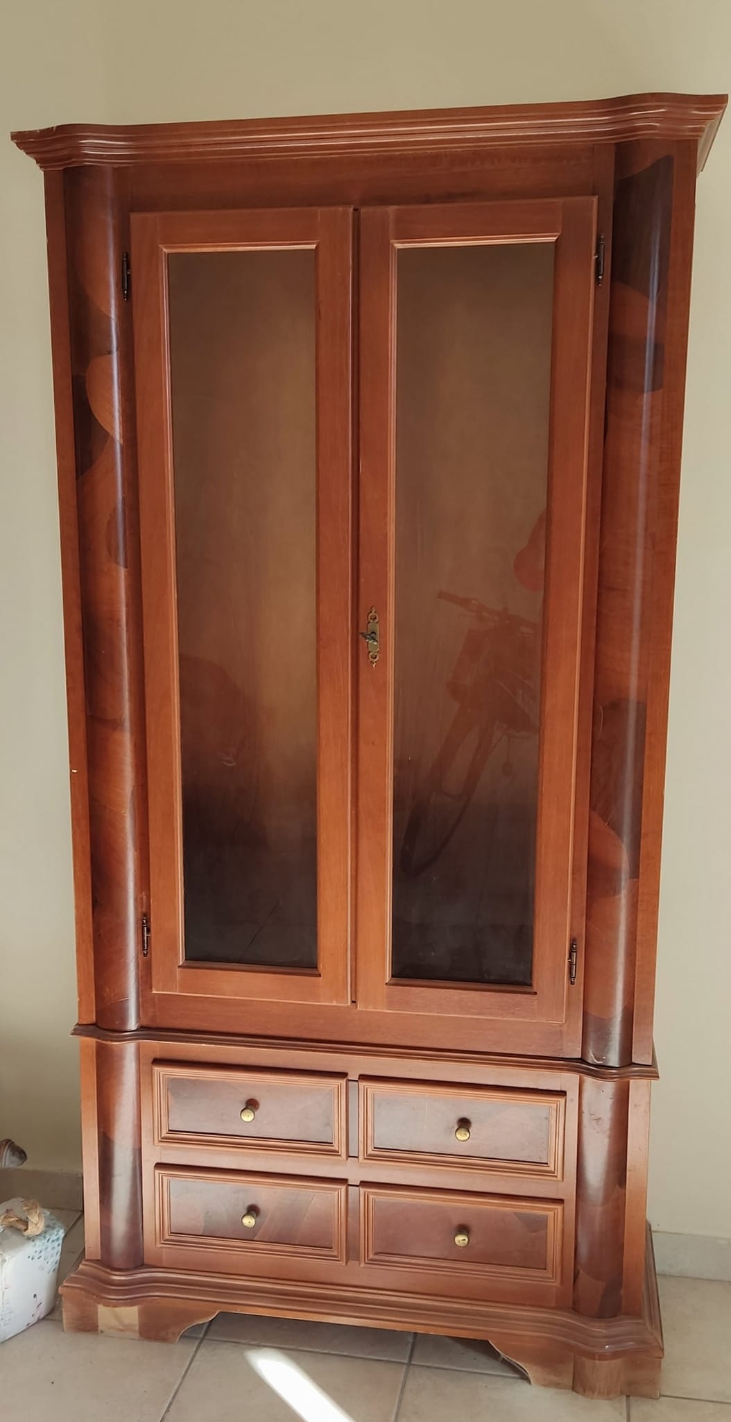 Δύο πόρτες, δύο συρτάρια, ξύλινο και γυάλινο vintage vitrine.