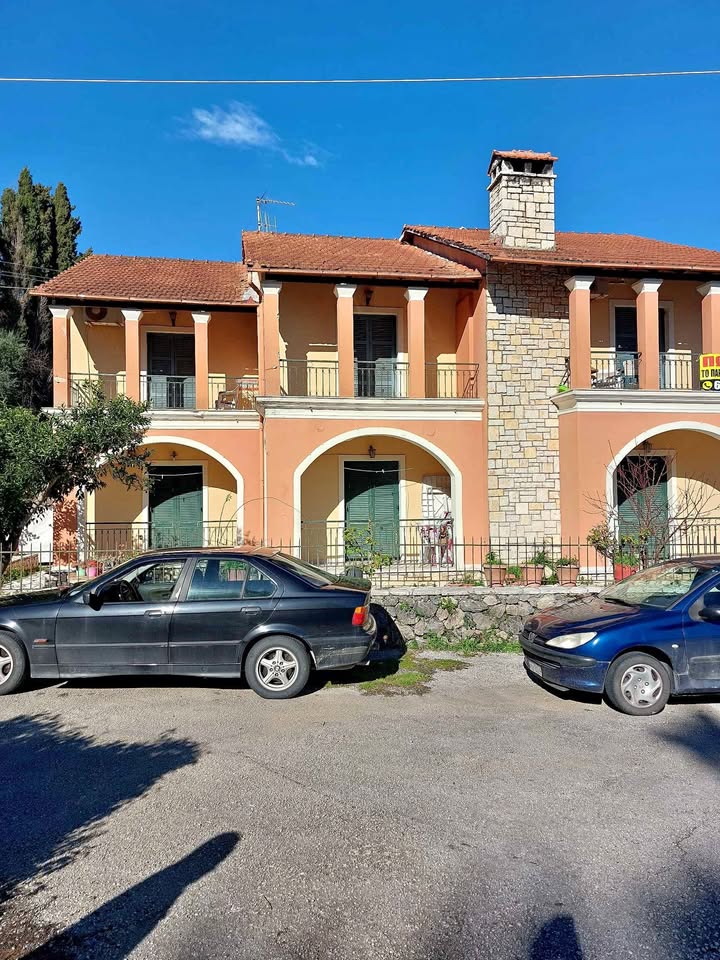 ΠΩΛΕΙΤΑΙ ΔΥΟΡΟΦΗ ΜΟΝΟΚΑΤΟΙΚΙΑ 244 Τ.Μ.ΜΕ ΔΥΟ ΑΝΕΞΑΡΤΗΤΑ ΔΙΑΜΕΡΙΣΜΑΤΑ ΜΕ ΚΗΠΟ 300 Τ.Μ